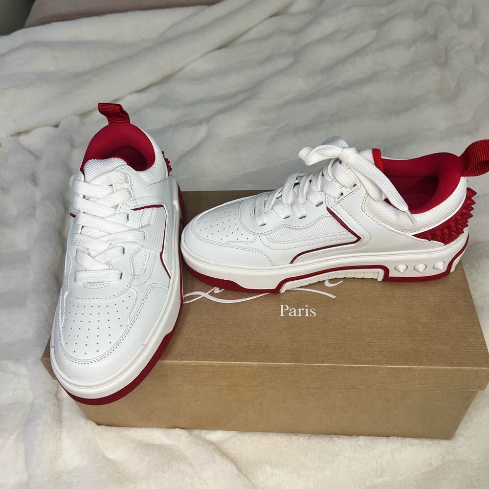 ❌SOLD❌Christian Louboutin
Astroloubi Donna Red Sole Leather Low-Top  size 37